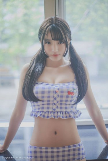 巨胸爆乳美女露双**挤奶